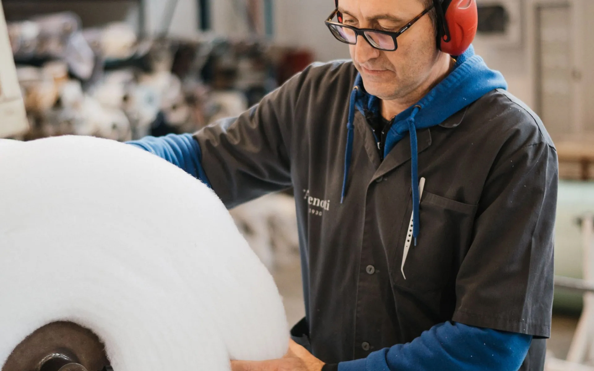 이미지 Behind-hands-2-1920x1200