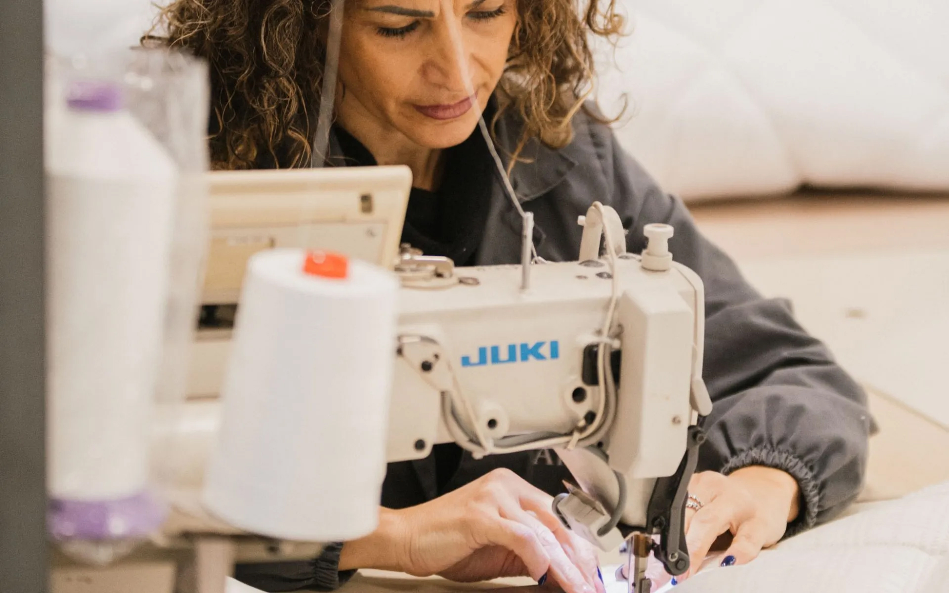 이미지 Behind-hands-3-1920x1200